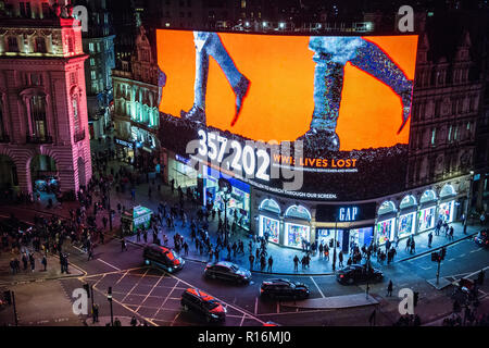 London, Großbritannien. 9. November 2018. Ein commemorative Waffenstillstand Screening am Piccadilly Circus durch Landsec, Westminster City Council und TMW Unbegrenzte bewirtete die 1,119,193 Commonwealth Soldaten und Frauen während des Ersten Weltkrieges getötet auf das 100-jährige Jubiläum des Waffenstillstandes zu erinnern. Jedes Paar marschierender Stiefel stellt ein Soldat während des Konflikts getötet worden, und es wäre mehr als 10 Tage dauern und 19 Stunden für alle diejenigen, die ihr Leben verloren durch den Bildschirm zu marschieren. Credit: Mark Kerrison/Alamy leben Nachrichten Stockfoto