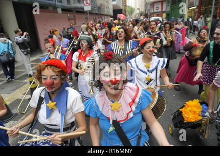 Sao Paulo, Brasilien. 9. November 2018. Am 9. November 2018 INTERNATIONALE KONFERENZ DER FRAUEN: Frauen CLOWNS Clowns an der ''Lachen, Liebe und Widerstand'' Parade durch die Straßen der Altstadt in SÃ £ o Paulo während der Internationalen Konferenz der Frauen Clowns. Über 50 clowns Links die Straßen der Innenstadt in Sao Paulo zu 'palhacear', wobei der öffentliche Raum als Ring und wenn in der Stadt in einer intensiven, künstlerischen und kritischen Weise verwandt! Credit: Cris Fafa/ZUMA Draht/Alamy leben Nachrichten Stockfoto