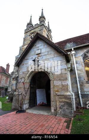 Penshurst, UK. 9. November 2018. Es aber nicht gibt, ist eine Installation von 50 Silhouetten der gefallenen Soldaten aus dem ersten Weltkrieg in St. Johannes der Täufer, Penshurst, Kent. Von Martin Barraud und eine Initiative, die in dieser Kirche entstand aber jetzt Verbreitung allgemein Dies ist die 2018 Installation der 100-Jahrfeier der Waffenstillstand zum Gedenken an die gefallenen Soldaten Tommy Credit: Sarah Mott/Alamy Leben Nachrichten zu markieren konzipiert Stockfoto