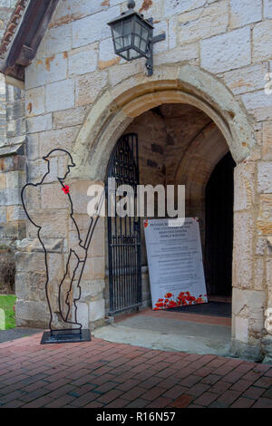 Penshurst, UK. 9. November 2018. Es aber nicht gibt, ist eine Installation von 50 Silhouetten der gefallenen Soldaten aus dem ersten Weltkrieg in St. Johannes der Täufer, Penshurst, Kent. Von Martin Barraud und eine Initiative, die in dieser Kirche entstand aber jetzt Verbreitung allgemein Dies ist die 2018 Installation der 100-Jahrfeier der Waffenstillstand zum Gedenken an die gefallenen Soldaten Tommy Credit: Sarah Mott/Alamy Leben Nachrichten zu markieren konzipiert Stockfoto