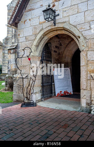 Penshurst, UK. 9. November 2018. Es aber nicht gibt, ist eine Installation von 50 Silhouetten der gefallenen Soldaten aus dem ersten Weltkrieg in St. Johannes der Täufer, Penshurst, Kent. Von Martin Barraud und eine Initiative, die in dieser Kirche entstand aber jetzt Verbreitung allgemein Dies ist die 2018 Installation der 100-Jahrfeier der Waffenstillstand zum Gedenken an die gefallenen Soldaten Tommy Credit: Sarah Mott/Alamy Leben Nachrichten zu markieren konzipiert Stockfoto