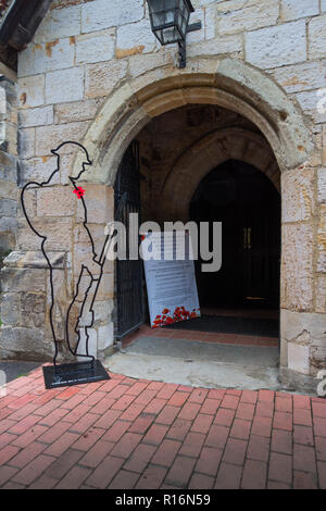 Penshurst, UK. 9. November 2018. Es aber nicht gibt, ist eine Installation von 50 Silhouetten der gefallenen Soldaten aus dem ersten Weltkrieg in St. Johannes der Täufer, Penshurst, Kent. Von Martin Barraud und eine Initiative, die in dieser Kirche entstand aber jetzt Verbreitung allgemein Dies ist die 2018 Installation der 100-Jahrfeier der Waffenstillstand zum Gedenken an die gefallenen Soldaten Tommy Credit: Sarah Mott/Alamy Leben Nachrichten zu markieren konzipiert Stockfoto