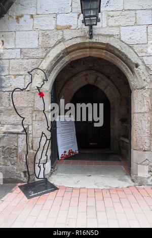 Penshurst, UK. 9. November 2018. Es aber nicht gibt, ist eine Installation von 50 Silhouetten der gefallenen Soldaten aus dem ersten Weltkrieg in St. Johannes der Täufer, Penshurst, Kent. Von Martin Barraud und eine Initiative, die in dieser Kirche entstand aber jetzt Verbreitung allgemein Dies ist die 2018 Installation der 100-Jahrfeier der Waffenstillstand zum Gedenken an die gefallenen Soldaten Tommy Credit: Sarah Mott/Alamy Leben Nachrichten zu markieren konzipiert Stockfoto