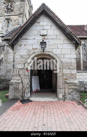 Penshurst, UK. 9. November 2018. Es aber nicht gibt, ist eine Installation von 50 Silhouetten der gefallenen Soldaten aus dem ersten Weltkrieg in St. Johannes der Täufer, Penshurst, Kent. Von Martin Barraud und eine Initiative, die in dieser Kirche entstand aber jetzt Verbreitung allgemein Dies ist die 2018 Installation der 100-Jahrfeier der Waffenstillstand zum Gedenken an die gefallenen Soldaten Tommy Credit: Sarah Mott/Alamy Leben Nachrichten zu markieren konzipiert Stockfoto