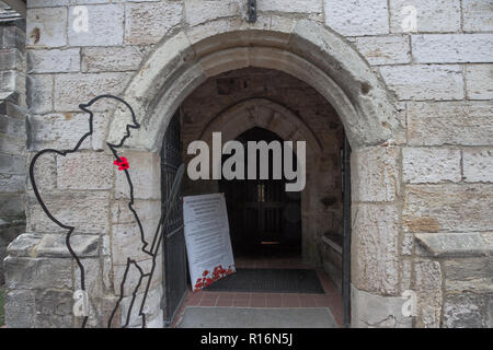 Penshurst, UK. 9. November 2018. Es aber nicht gibt, ist eine Installation von 50 Silhouetten der gefallenen Soldaten aus dem ersten Weltkrieg in St. Johannes der Täufer, Penshurst, Kent. Von Martin Barraud und eine Initiative, die in dieser Kirche entstand aber jetzt Verbreitung allgemein Dies ist die 2018 Installation der 100-Jahrfeier der Waffenstillstand zum Gedenken an die gefallenen Soldaten Tommy Credit: Sarah Mott/Alamy Leben Nachrichten zu markieren konzipiert Stockfoto