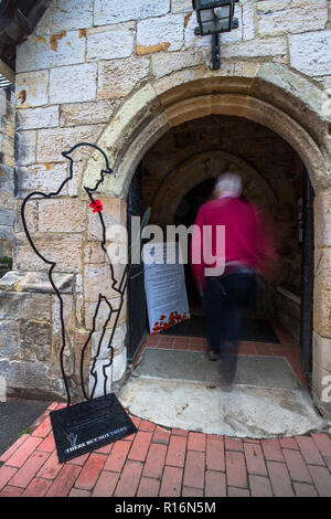 Penshurst, UK. 9. November 2018. Es aber nicht gibt, ist eine Installation von 50 Silhouetten der gefallenen Soldaten aus dem ersten Weltkrieg in St. Johannes der Täufer, Penshurst, Kent. Von Martin Barraud und eine Initiative, die in dieser Kirche entstand aber jetzt Verbreitung allgemein Dies ist die 2018 Installation der 100-Jahrfeier der Waffenstillstand zum Gedenken an die gefallenen Soldaten Tommy Credit: Sarah Mott/Alamy Leben Nachrichten zu markieren konzipiert Stockfoto