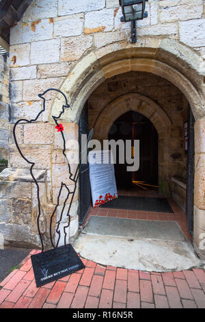 Penshurst, UK. 9. November 2018. Es aber nicht gibt, ist eine Installation von 50 Silhouetten der gefallenen Soldaten aus dem ersten Weltkrieg in St. Johannes der Täufer, Penshurst, Kent. Von Martin Barraud und eine Initiative, die in dieser Kirche entstand aber jetzt Verbreitung allgemein Dies ist die 2018 Installation der 100-Jahrfeier der Waffenstillstand zum Gedenken an die gefallenen Soldaten Tommy Credit: Sarah Mott/Alamy Leben Nachrichten zu markieren konzipiert Stockfoto