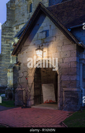 Penshurst, UK. 9. November 2018. Es aber nicht gibt, ist eine Installation von 50 Silhouetten der gefallenen Soldaten aus dem ersten Weltkrieg in St. Johannes der Täufer, Penshurst, Kent. Von Martin Barraud und eine Initiative, die in dieser Kirche entstand aber jetzt Verbreitung allgemein Dies ist die 2018 Installation der 100-Jahrfeier der Waffenstillstand zum Gedenken an die gefallenen Soldaten Tommy Credit: Sarah Mott/Alamy Leben Nachrichten zu markieren konzipiert Stockfoto