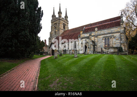 Penshurst, UK. 9. November 2018. Es aber nicht gibt, ist eine Installation von 50 Silhouetten der gefallenen Soldaten aus dem ersten Weltkrieg in St. Johannes der Täufer, Penshurst, Kent. Von Martin Barraud und eine Initiative, die in dieser Kirche entstand aber jetzt Verbreitung allgemein Dies ist die 2018 Installation der 100-Jahrfeier der Waffenstillstand zum Gedenken an die gefallenen Soldaten Tommy Credit: Sarah Mott/Alamy Leben Nachrichten zu markieren konzipiert Stockfoto