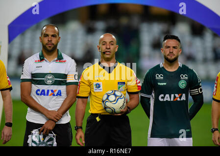 Curitiba, Brasilien. 09 Nov, 2018. Schiedsrichter Jean Pierre Goncalves Lima und Kapitäne Alecsandro und Giovanni während Coritiba gegen Goiás, ein Gleiches gilt für die 36. Runde der brasilianischen Meisterschaft 2018 Série B. Major Antonio Couto Pereira Stadium. Curitiba, PR. Credit: Reinaldo Reginato/FotoArena/Alamy leben Nachrichten Stockfoto