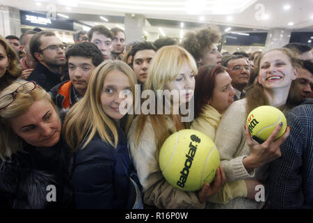 Kiew, Ukraine. 9 Nov, 2018. Fans von ukrainischen Tennis superstar Elina Svitolina, warten Sie, bis Ihr zu unterzeichnen Tennisbälle Übergröße. Elina nur registrierte den grössten Gewinn ihrer Karriere, als sie für eine 2-1 (3-6, 6-2, 6-2), während Ihre singles Finale der BNP Paribas WTA-Finale 2018 in Singapur statt und beendete das Jahr auf Platz 4 der WTA-Rangliste sammelte, Kredit: Serg Glovny/ZUMA Draht/Alamy leben Nachrichten Stockfoto