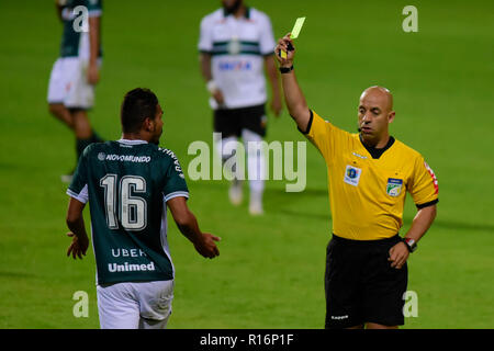 Curitiba, Brasilien. 09 Nov, 2018. Schiedsrichter Jean Pierre Goncalves Lima von die gelbe Karte für Madison bei Coritiba gegen Goiás, Spiel gültig für die 36. Runde der brasilianischen Meisterschaft 2018 Série B. Major Antonio Couto Pereira Stadium. Curitiba, PR. Credit: Reinaldo Reginato/FotoArena/Alamy leben Nachrichten Stockfoto