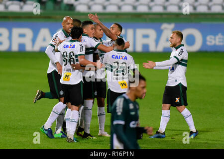 Curitiba, Brasilien. 09 Nov, 2018. Rafael Lima Markierungen für die Oberschenkel während Coritiba gegen Goiás, ein Gleiches gilt für die 36. Runde der brasilianischen Meisterschaft 2018 Série B. Major Antonio Couto Pereira Stadium. Curitiba, PR. Credit: Reinaldo Reginato/FotoArena/Alamy leben Nachrichten Stockfoto