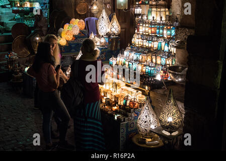 Kairo, Ägypten. 9 Nov, 2018. Touristen wählen Sie im arabischen Stil Kronleuchter an der berühmten souk Khan el-Khalili zu kaufen Lokales Kunsthandwerk und Souvenirs in Kairo, Ägypten, am 9. November 2018. Credit: Meng Tao/Xinhua/Alamy leben Nachrichten Stockfoto