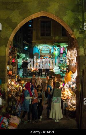 Kairo, Ägypten. 9 Nov, 2018. Touristen wählen Sie im arabischen Stil Kronleuchter an der berühmten souk Khan el-Khalili zu kaufen Lokales Kunsthandwerk und Souvenirs in Kairo, Ägypten, am 9. November 2018. Credit: Meng Tao/Xinhua/Alamy leben Nachrichten Stockfoto