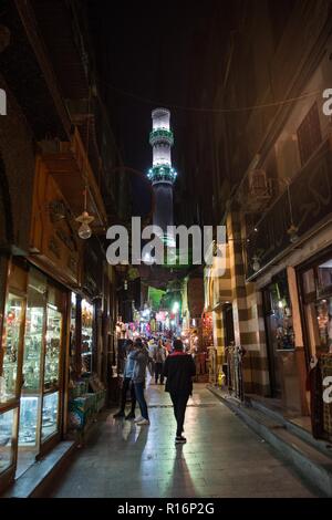 Kairo, Ägypten. 9 Nov, 2018. Menschen gehen in der berühmten souk Khan el-Khalili zu kaufen Lokales Kunsthandwerk und Souvenirs in Kairo, Ägypten, am 9. November 2018. Credit: Meng Tao/Xinhua/Alamy leben Nachrichten Stockfoto
