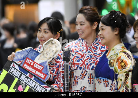 Shibuya, Tokio, Japan. 31 Okt, 2018. Die Menschen reagieren außerhalb des Tokyo Dome vor Paul Mccartneys erste Aufmöbeln Tour Konzert in Japan am Mittwoch, 31. Oktober 2018. Foto: Ramiro Agustin Vargas Tabares Credit: Ramiro Agustin Vargas Tabares/ZUMA Draht/Alamy leben Nachrichten Stockfoto