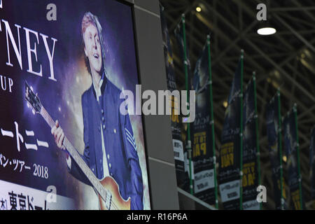 Shibuya, Tokio, Japan. 31 Okt, 2018. Die Menschen reagieren außerhalb des Tokyo Dome vor Paul Mccartneys erste Aufmöbeln Tour Konzert in Japan am Mittwoch, 31. Oktober 2018. Foto: Ramiro Agustin Vargas Tabares Credit: Ramiro Agustin Vargas Tabares/ZUMA Draht/Alamy leben Nachrichten Stockfoto