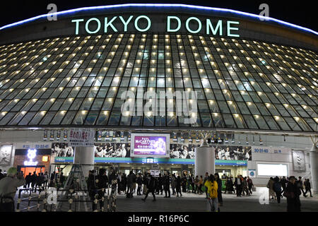 Shibuya, Tokio, Japan. 31 Okt, 2018. Die Menschen reagieren außerhalb des Tokyo Dome vor Paul Mccartneys erste Aufmöbeln Tour Konzert in Japan am Mittwoch, 31. Oktober 2018. Foto: Ramiro Agustin Vargas Tabares Credit: Ramiro Agustin Vargas Tabares/ZUMA Draht/Alamy leben Nachrichten Stockfoto