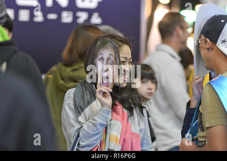 Shibuya, Tokio, Japan. 31 Okt, 2018. Die Menschen reagieren außerhalb des Tokyo Dome vor Paul Mccartneys erste Aufmöbeln Tour Konzert in Japan am Mittwoch, 31. Oktober 2018. Foto: Ramiro Agustin Vargas Tabares Credit: Ramiro Agustin Vargas Tabares/ZUMA Draht/Alamy leben Nachrichten Stockfoto