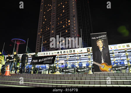 Shibuya, Tokio, Japan. 31 Okt, 2018. Die Menschen reagieren außerhalb des Tokyo Dome vor Paul Mccartneys erste Aufmöbeln Tour Konzert in Japan am Mittwoch, 31. Oktober 2018. Foto: Ramiro Agustin Vargas Tabares Credit: Ramiro Agustin Vargas Tabares/ZUMA Draht/Alamy leben Nachrichten Stockfoto