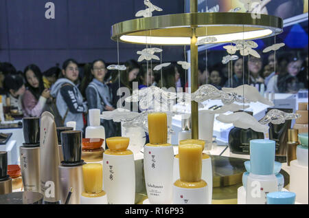 Shanghai, China. 9 Nov, 2018. Besucher Line up Sulwhasoo Produkte auf der Bekleidung, Accessoires & Konsumgüter bereich der ersten China International Import Expo (CIIE) in Shanghai, China, November 9, 2018. Credit: Yin Schleifring/Xinhua/Alamy leben Nachrichten Stockfoto