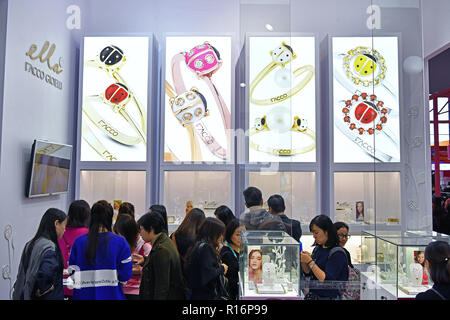 Shanghai, China. 9 Nov, 2018. Besucher Blick auf Juwelen an der Bekleidung, Accessoires & Konsumgüter bereich der ersten China International Import Expo (CIIE) in Shanghai, China, November 9, 2018. Credit: Li Xin/Xinhua/Alamy leben Nachrichten Stockfoto