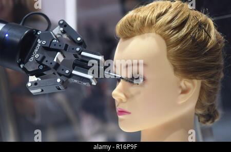 Shanghai, China. 9 Nov, 2018. Einen Roboter Make-up Assistant führt an der Bekleidung, Accessoires & Konsumgüter bereich der ersten China International Import Expo (CIIE) in Shanghai, China, November 9, 2018. Credit: Sadat/Xinhua/Alamy leben Nachrichten Stockfoto
