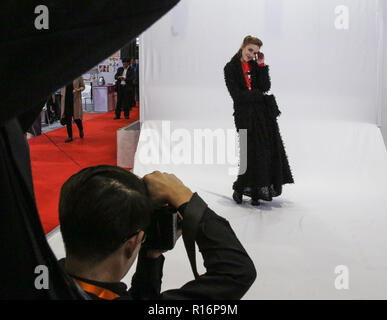 Shanghai, China. 9 Nov, 2018. Ein model präsentiert eine Kreation bei der Bekleidung, Accessoires & Konsumgüter bereich der ersten China International Import Expo (CIIE) in Shanghai, China, November 9, 2018. Credit: Zhang Leonora Vllasaliu/Xinhua/Alamy leben Nachrichten Stockfoto