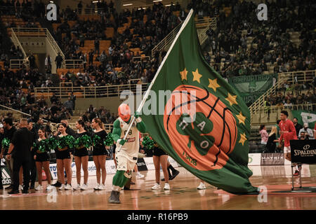 Athen, Griechenland. 9 Nov, 2018. OPAP Panathinaikos Athen Maskottchen Wellen eine Flagge während des 2018/2019 Turkish Airlines EuroLeague Saison Runde 6 Spiel zwischen OPAP Panathinaikos Athen und Olympiakos Piräus Piräus an Olympic Sports Centre Athen. Endstand: Panathinaikos 93 - 80 Olympiakos Credit: Nikolas Joao Kokovlis/SOPA Images/ZUMA Draht/Alamy leben Nachrichten Stockfoto