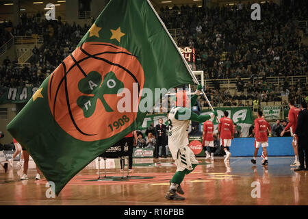 Athen, Griechenland. 9 Nov, 2018. OPAP Panathinaikos Athen Maskottchen Wellen eine Flagge während des 2018/2019 Turkish Airlines EuroLeague Saison Runde 6 Spiel zwischen OPAP Panathinaikos Athen und Olympiakos Piräus Piräus an Olympic Sports Centre Athen. Endstand: Panathinaikos 93 - 80 Olympiakos Credit: Nikolas Joao Kokovlis/SOPA Images/ZUMA Draht/Alamy leben Nachrichten Stockfoto