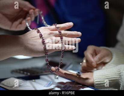 Shanghai, China. 9 Nov, 2018. Ein schmuck Halskette an der Bekleidung, Accessoires & Konsumgüter bereich der ersten China International Import Expo (CIIE) in Shanghai, China, November 9, 2018. Credit: Li Er/Xinhua/Alamy leben Nachrichten Stockfoto