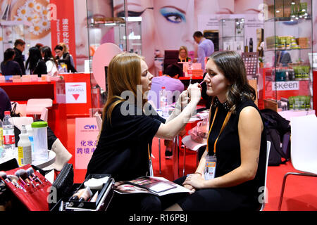 Shanghai, China. 9 Nov, 2018. Aussteller Make-up bei der Bekleidung, Accessoires & Konsumgüter bereich der ersten China International Import Expo (CIIE) in Shanghai, China, November 9, 2018. Credit: Lin Xin/Xinhua/Alamy leben Nachrichten Stockfoto