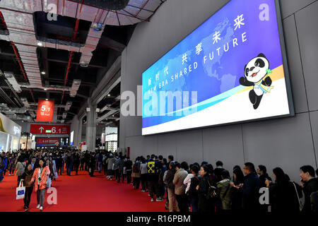 Shanghai, China. 9 Nov, 2018. Besucher Line up Schmuck an der Bekleidung, Accessoires & Konsumgüter bereich der ersten China International Import Expo (CIIE) in Shanghai angezeigt zu sehen, East China, November 9, 2018. Credit: Lin Xin/Xinhua/Alamy leben Nachrichten Stockfoto