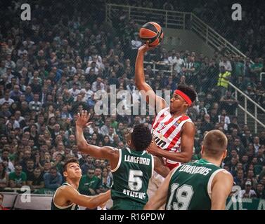 Athen, Griechenland. 9 Nov, 2018. Zach Le Tag der Olympiakos Piräus Piräus während des 2018/2019 Turkish Airlines EuroLeague Saison Runde 6 Spiel zwischen OPAP Panathinaikos Athen und Olympiakos Piräus Piräus an oaka Arena. Final Score: Panathinaikos 93 - 80 Olympiakos Credit: Ioannis Alexopoulos/SOPA Images/ZUMA Draht/Alamy leben Nachrichten Stockfoto