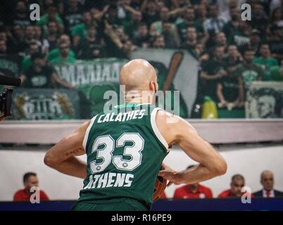 Athen, Griechenland. 9 Nov, 2018. Nick Calathes von Panathinaikos v. Chr. während der 2018/2019 Turkish Airlines EuroLeague Saison Runde 6 Spiel zwischen OPAP Panathinaikos Athen und Olympiakos Piräus Piräus an oaka Arena. Final Score: Panathinaikos 93 - 80 Olympiakos Credit: Ioannis Alexopoulos/SOPA Images/ZUMA Draht/Alamy leben Nachrichten Stockfoto