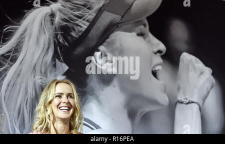 Kiew, Ukraine. 9 Nov, 2018. Ukrainische Tennis superstar ELINA SVITOLINA, 24, spricht für ihre Fans und Zeichen Tennisbälle und wirft die große Versammlung der Fans. Elina nur registrierte den grössten Gewinn ihrer Karriere, als sie für eine 2-1 (3-6, 6-2, 6-2), während Ihre singles Finale der BNP Paribas WTA-Finale 2018 in Singapur statt und beendete das Jahr auf Platz 4 im WTA-ranking Credit gesammelt: Serg Glovny/ZUMA Draht/Alamy leben Nachrichten Stockfoto