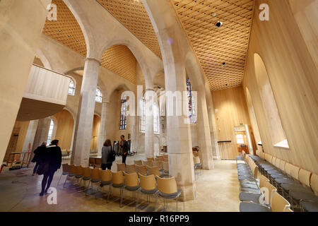 08. November 2018, Bayern, Nürnberg: Innenansicht des renovierten Kirche St. Martha. Nach einem Brand mit Schäden in Millionen im Juni 2014, der Nürnberger Kirche St. Martha öffnet wieder am 10. November. Während das Feuer, das Dach des Hauptschiff völlig niedergebrannt und Teile des Gebäudes waren einsturzgefährdet. Foto: Daniel Karmann/dpa Stockfoto