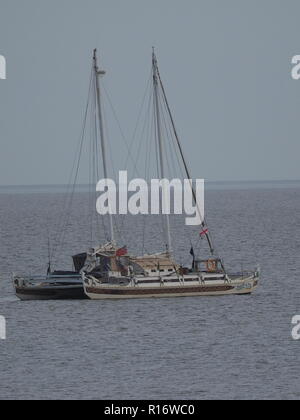 Sheerness, Kent, Großbritannien. 10 Nov, 2018. UK Wetter: grau und bewölkt Morgen in Sheerness, Kent. Pic: "HEKATE" - eine ungewöhnliche Polynesischen inspirierte twin-Mast 50ft Catamaran offshore verankert. Credit: James Bell/Alamy leben Nachrichten Stockfoto