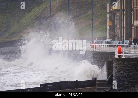 Aberystwyth Wales UK, 10/11/2018.de Wetter: Eine wilde, nassen und stürmischen Morgen in Aberystwyth, mit riesigen Wellen bei Flut entlang der Promenade und Meer Verteidigung der Küstenstadt auf die Cardigan Bay, West Wales Photo credit Keith Morris/Alamy leben Nachrichten Stockfoto