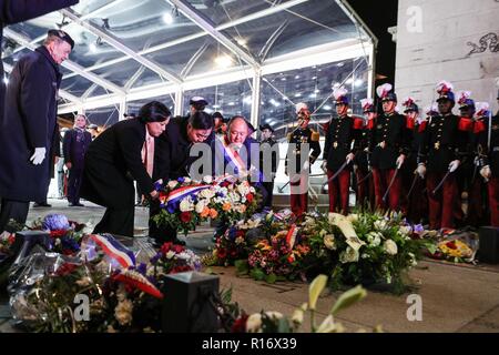 Paris, Frankreich. 9 Nov, 2018. Der chinesische Botschafter in Frankreich Zhai Jun (3., L) und Mitglied der Französischen Nationalversammlung Buon Tan (4., L) der Kranz Tribut an die Asiaten auf dem französischen Hoheitsgebiet zu zahlen lag während des Ersten Weltkrieges in der Nähe von das Grab des Unbekannten Soldaten unter dem Triumphbogen in Paris, Frankreich, November 9, 2018 geopfert. Die Zeremonie der Asiaten, die aus China, Kambodscha, Indien, Laos, Nepal, Vietnam und so weiter, für ihren Kampf auf dem Schlachtfeld oder die Teilnahme am Krieg zwischen 1914 und 1918 zu gedenken. Credit: Zheng Huansong/Xinhua/Alamy leben Nachrichten Stockfoto