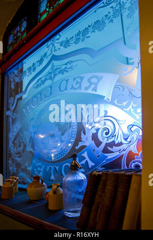 Geätztes Glas Fenster im Red Lion Pub an crich Straßenbahn Dorf, Derbyshire, Großbritannien Stockfoto