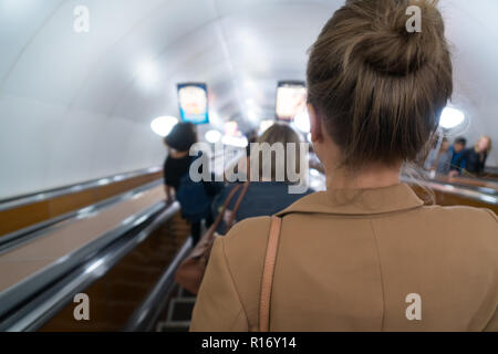 Frau mit einer Rolltreppe in der Metro. Stockfoto