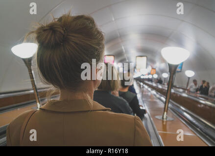 Frau mit einer Rolltreppe in der Metro. Stockfoto