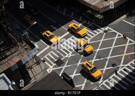 Yellow Cabs in Downtown an der Lexington Avenue in der Upper East Side von Manhattan New York NY Stockfoto