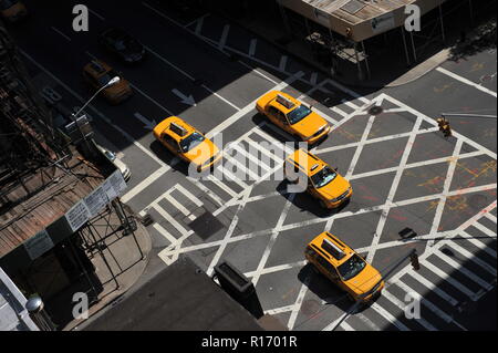 Yellow Cabs in Downtown an der Lexington Avenue in der Upper East Side von Manhattan New York NY Stockfoto