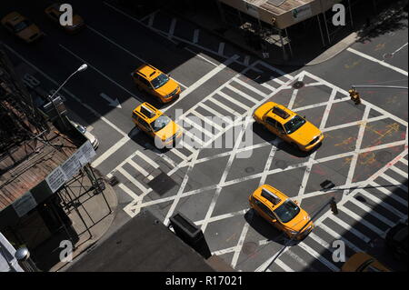 Yellow Cabs in Downtown an der Lexington Avenue in der Upper East Side von Manhattan New York NY Stockfoto