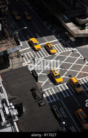 Yellow Cabs in Downtown an der Lexington Avenue in der Upper East Side von Manhattan New York NY Stockfoto