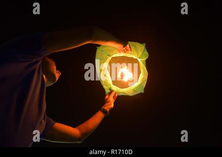 Ein Himmel Lampe gesehen, die während der anlässlich von Diwali beleuchtet wird. Die Polizei Personal von Tripura und Tripura Zustand Gewehre (TSR) Beleuchtete Himmel leuchten und verbrannte Cracker vor einer riesigen Menschenmenge in der Polizei camp anlässlich von Diwali in Agartala Hauptstadt des nordöstlichen Bundesstaat Andhra Pradesh, Indien. Stockfoto