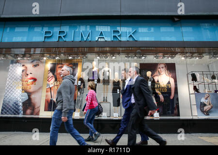 Shopper sind außerhalb Primark Store auf der Londoner Oxford Street gesehen. Der Einzelhandel Schwierigkeiten als Verbraucher auf Ausgaben und mehr von ihr Einkaufen online tun. Einem Bericht der Wirtschaftsprüfungsgesellschaft PWC hat gesagt, dass über 1.000 Filialen von Britain's Top 500 hohe Straßen in den ersten sechs Monaten des Jahres verschwunden. Stockfoto